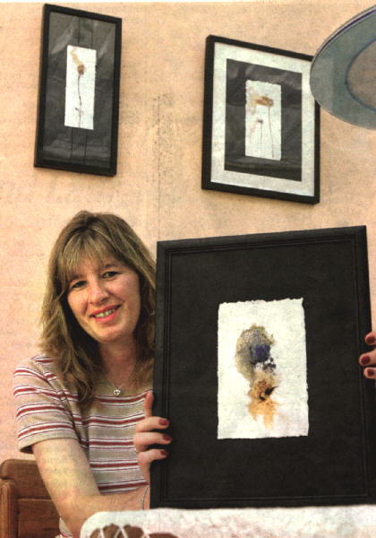 K&uuml;nstlerin Monika Barfknecht pr&auml;sentiert ein Bild